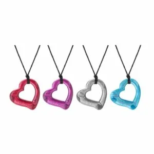 CheWigem Kau-Schmuckherz ist ein beliebtes Design für Mädchen und Erwachsene. Das Herz ist etwas flexibel, da es nicht nur angenehm zum Kauen ist, sondern auch ideal zum Zappeln.