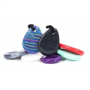 Chewigem Raindrop ist eine schöne Beißkette für Kinder und Erwachsene. Diese Tropfenkaukette ist für durchschnittliche Kaubedürfnisse geeignet.