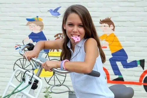 Beißbedürfnisse treten häufig bei Kindern mit Autismus auf. Das Beißen oder Kauen an Kleidung und Spielzeug hilft ihnen, Reize zu verarbeiten. Schmuck zum Kauen ist eine schöne Alternative. Lies die Rezension von Sofie.