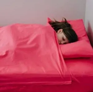 Die Bettwäsche für Kinder mit Reißverschluss ist die ideale Bettwäsche für unruhige Schläfer. Bettwäsche mit Reißverschluss, die während des Schlafens fest auf dem Bett bleibt.
