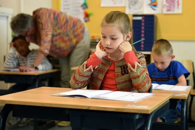 Setze beruhigende Aktivitäten im Klassenzimmer ein. Lesen Sie hier unsere Tipps, um Kinder zu destimulieren.