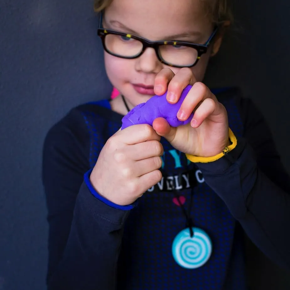 sensorische Aktivitäten im Klassenzimmer, um sensiblen Kindern zu helfen, sich zu entspannen. Mit diesen Tipps können Sie beruhigende Aktivitäten in der Schule nutzen, um Überstimulation bei Kindern zu verhindern.