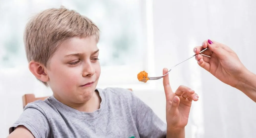 Wählerischer Esser? Oft kann es ein Problem bei der Verarbeitung sensorischer Reize geben. Einige Kinder suchen oral nach Reizen, während andere überempfindlich auf taktile orale Reize reagieren. Lesen Sie hier die Schilder und unsere Tipps