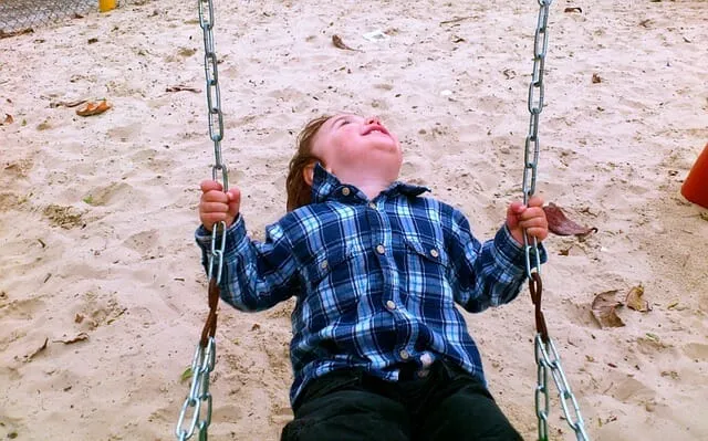 Kopfüber zu hängen ist eine der beliebtesten vestibulären Aktivitäten, die Kindern hilft, Reize zu verarbeiten. Kopfüber hängen kann helfen, Überstimulation zu verhindern