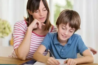 Tipps für zu Hause, jetzt wo die Schulen wegen des Coronavirus geschlossen sind. Mit diesen Tipps bieten Sie Ihrem Kind Struktur und ein Tagesprogramm.