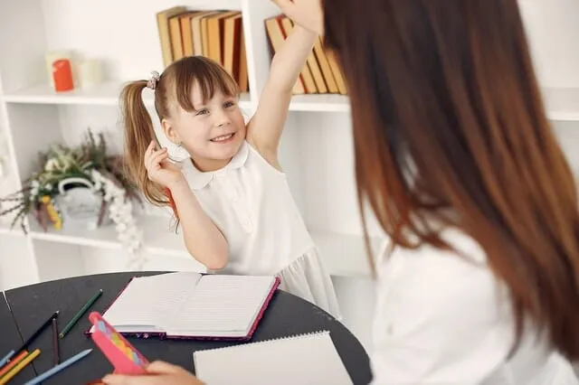 Was sind ADHS-Merkmale bei Kindern und Erwachsenen? Lesen Sie hier mehr über Konzentrationsprobleme, hektisches Verhalten, Hyperfokus und unsere Buchtipps!