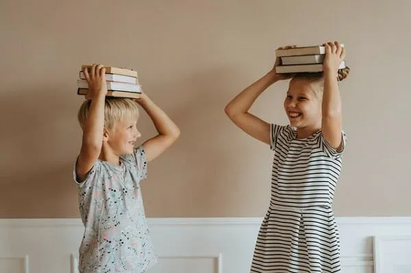 Wie man sensiblen Kindern hilft, sich im Klassenzimmer zu begeistern. Erkennen Sie die Anzeichen von Reizüberflutung und Unterstimulation und lesen Sie unsere Tipps für Ihr Kind und den Lehrer