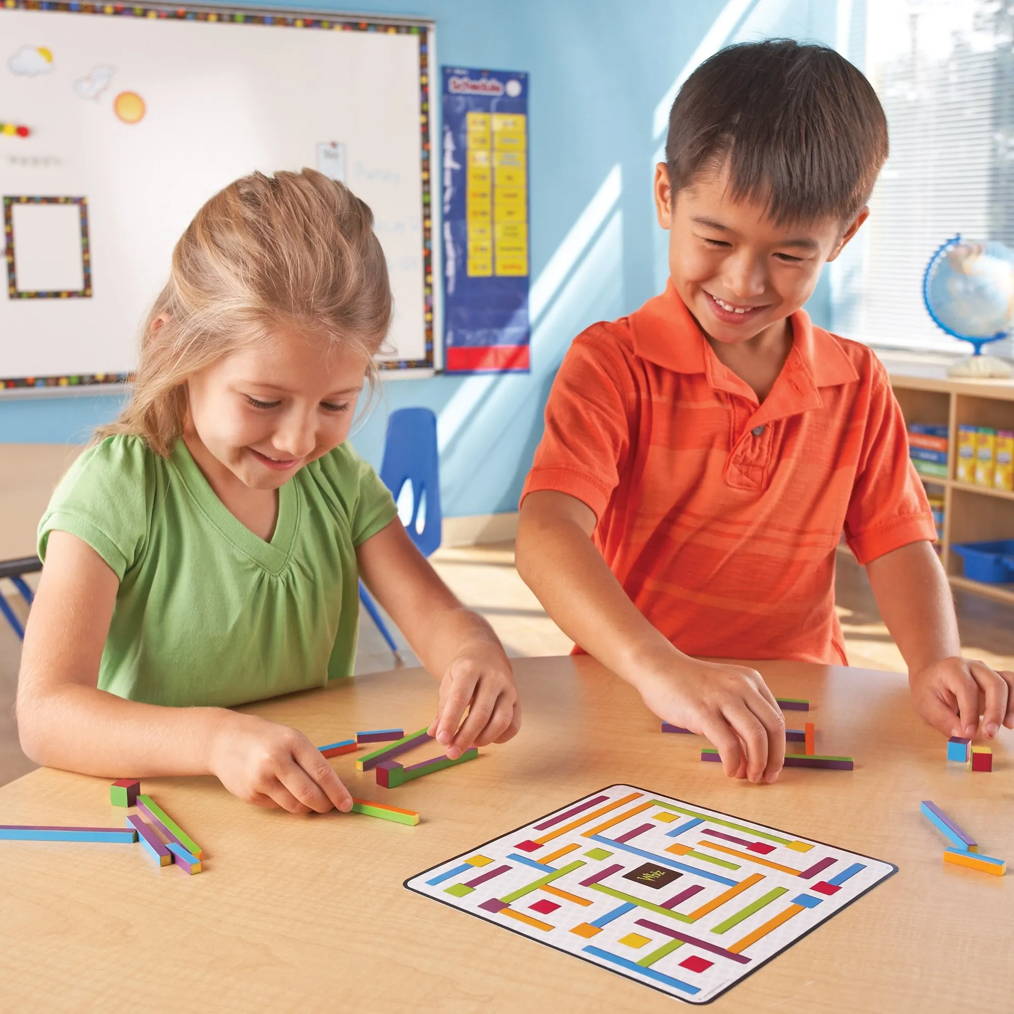 iTrax ist ein Gehirnspiel, es fordert kritisches Denken und schnelles Handeln bei Kindern heraus. Ideales Lernspielzeug für das Grundschulalter.