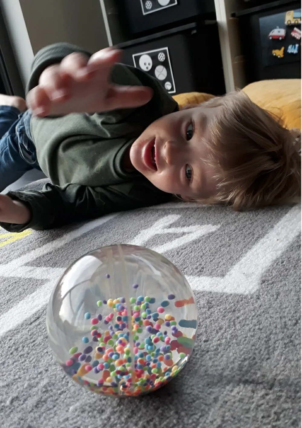 Der Wasserball ist faszinierend für Kinder. Es fordert ihn in der motorischen Entwicklung heraus, ist aber auch beruhigend und entspannend für Kinder mit Autismus anzusehen