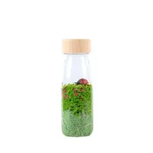 Petit boum Sound Bottle Ladybirds ist eine sensorische Flasche, die mit Gras und Marienkäfern gefüllt ist. Schütteln, zuhören und zuschauen.