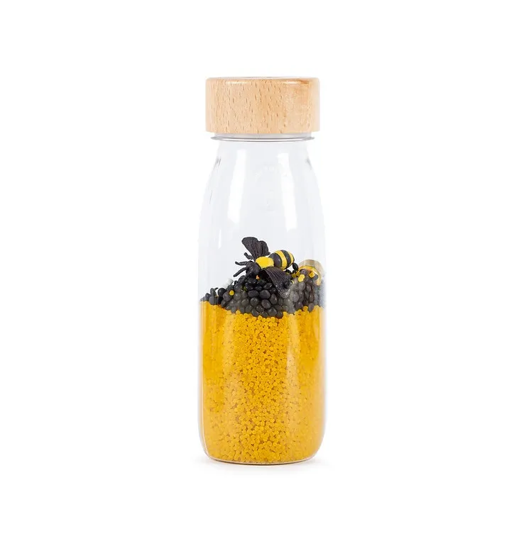 Die Petit Boum Sensory Bottle of Bees spricht Kinder zum Entdecken an.