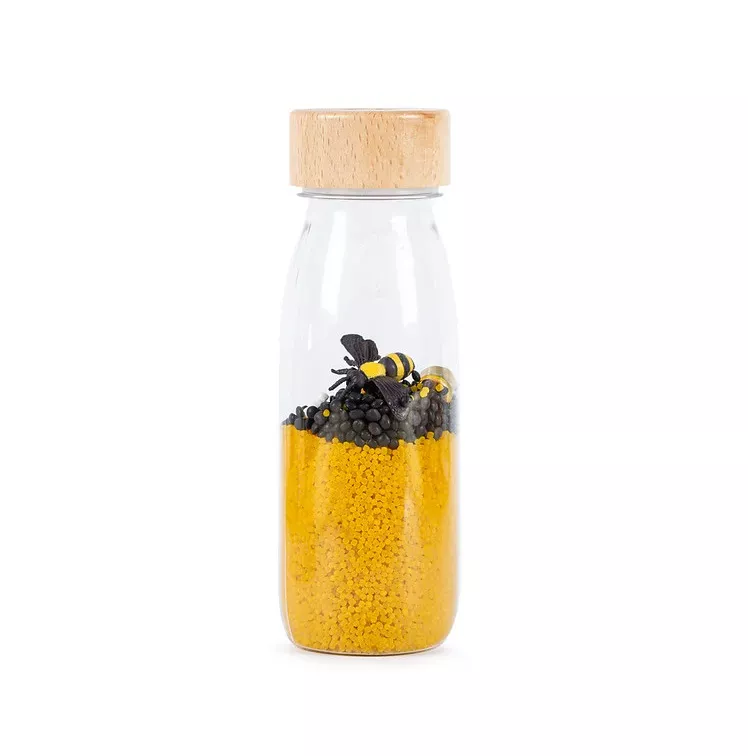 Die Petit Boum Sensory Bottle of Bees spricht Kinder zum Entdecken an.