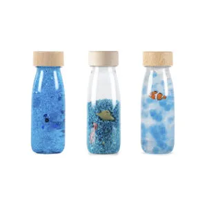 Das Petit Boum Pack Serenity besteht aus drei wunderschönen Sensorikflaschen in Blautönen. Das Set enthält eine Schwimmflasche, eine Spionageflasche und eine Soundflasche.