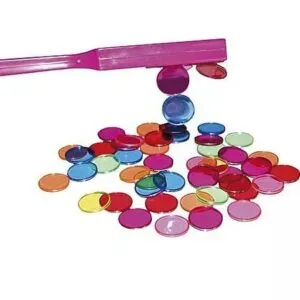 Eine Magnetstange mit farbigen Chips. Der Rand der Chips hat eine Eisenlinie, sodass man sie mit dem magnetischen Stab anheben kann.