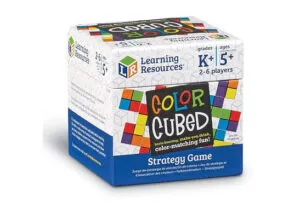 Kinder und Erwachsene spielen gemeinsam das Color Cubed-Gehirnspiel – ein herausforderndes, pädagogisches Familienspiel