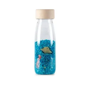 Petit Boum Sensory Bottle Sea enthält Tiere aus dem Meer, denken Sie an einen Rof und einen Hai.