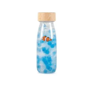 Petit Boum Sound Bottle Fish ist gefüllt mit Wasserperlen und einem Fisch, der herumwirbelt