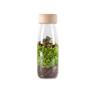 Petit Boum Sensory Bottle Jungle vermittelt den Eindruck von Leben im Dschungel. Schüttle dich und entdecke die Tiere im Dschungel.