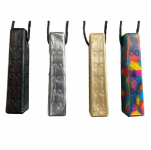 Chewigem Chewing Chain Infinity ist eine schöne Bisskette, die bis in den hinteren Teil des Mundes reicht und das Bedürfnis erfüllt, zu kauen und Reize zu verarbeiten.