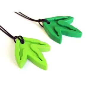 Die Dino-Track-Bisskette von Ark Therapeutic ist die Dino-Kaukette für die Dinosaurier-Fans. Welches Kind möchte nicht auf diesen Dino-Fußabdrücken kauen