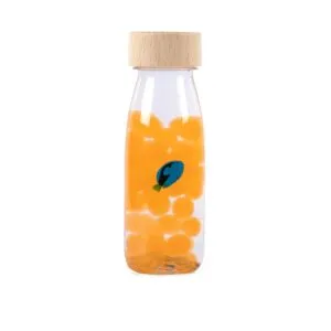 Diese Petit-Boum-Sensorikflasche hilft Kindern mit ADHS oder Autismus, sich zu beruhigen, zu schütteln und die wirbelnden Fische zwischen den Wasserperlen zu beobachten