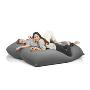 Mit dem gigantischen XXL-Sitzsack: Terapy Dino sinkt man wunderbar hinein, man kann darauf sitzen, aber auch hineinlegen. Oder zusammen mit deinem Partner oder deinen Kindern? Kein Problem!