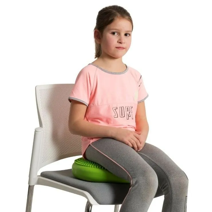 Das Wackelkissen bietet Kindern zusätzliche taktile Reize, damit sie ruhig sitzen und sich besser konzentrieren können