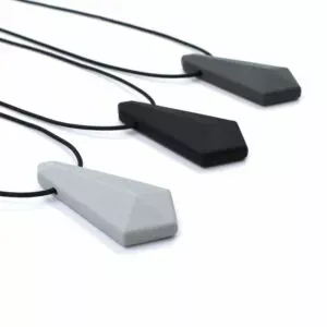 Ark Chewel Kauschmuck ist eine hippe Kaukette von Ark Therapeutic speziell für Jugendliche und Erwachsene. Dieser ähnelt einem echten Juwel und ist diskret.
