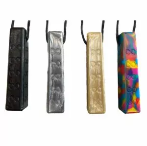 Chewigem Chewing Chain Infinity ist eine schöne Bisskette, die bis in den hinteren Teil des Mundes reicht und das Bedürfnis erfüllt, zu kauen und Reize zu verarbeiten.