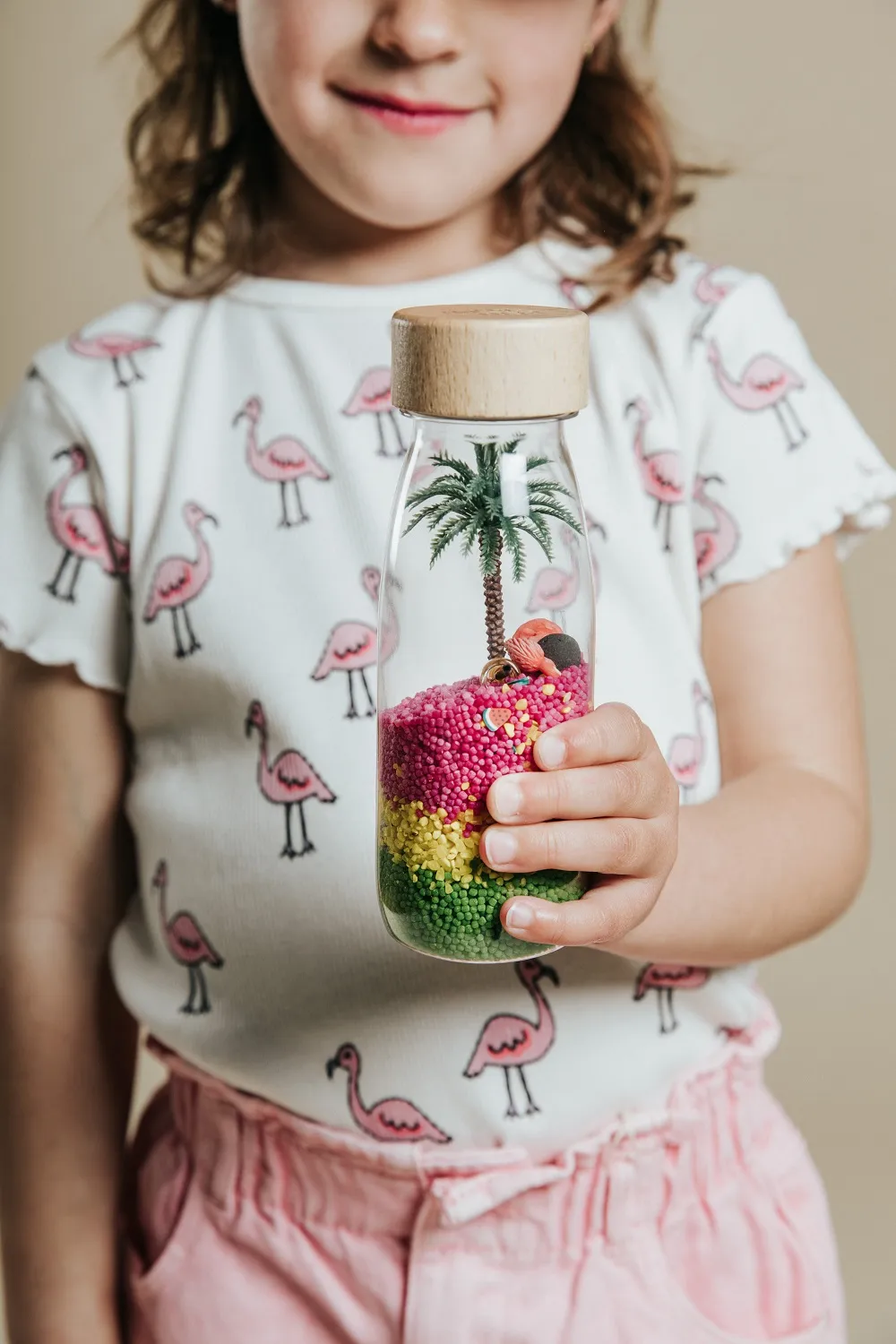 Lernen Sie die Flamingo-Sensorikflasche von Petit Boum kennen. Fordern Sie die Kinder heraus, die Eigenschaften zu entdecken, einen Weg, Frieden zu finden