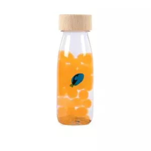 Diese Petit-Boum-Sensorikflasche hilft Kindern mit ADHS oder Autismus, sich zu beruhigen, zu schütteln und die wirbelnden Fische zwischen den Wasserperlen zu beobachten