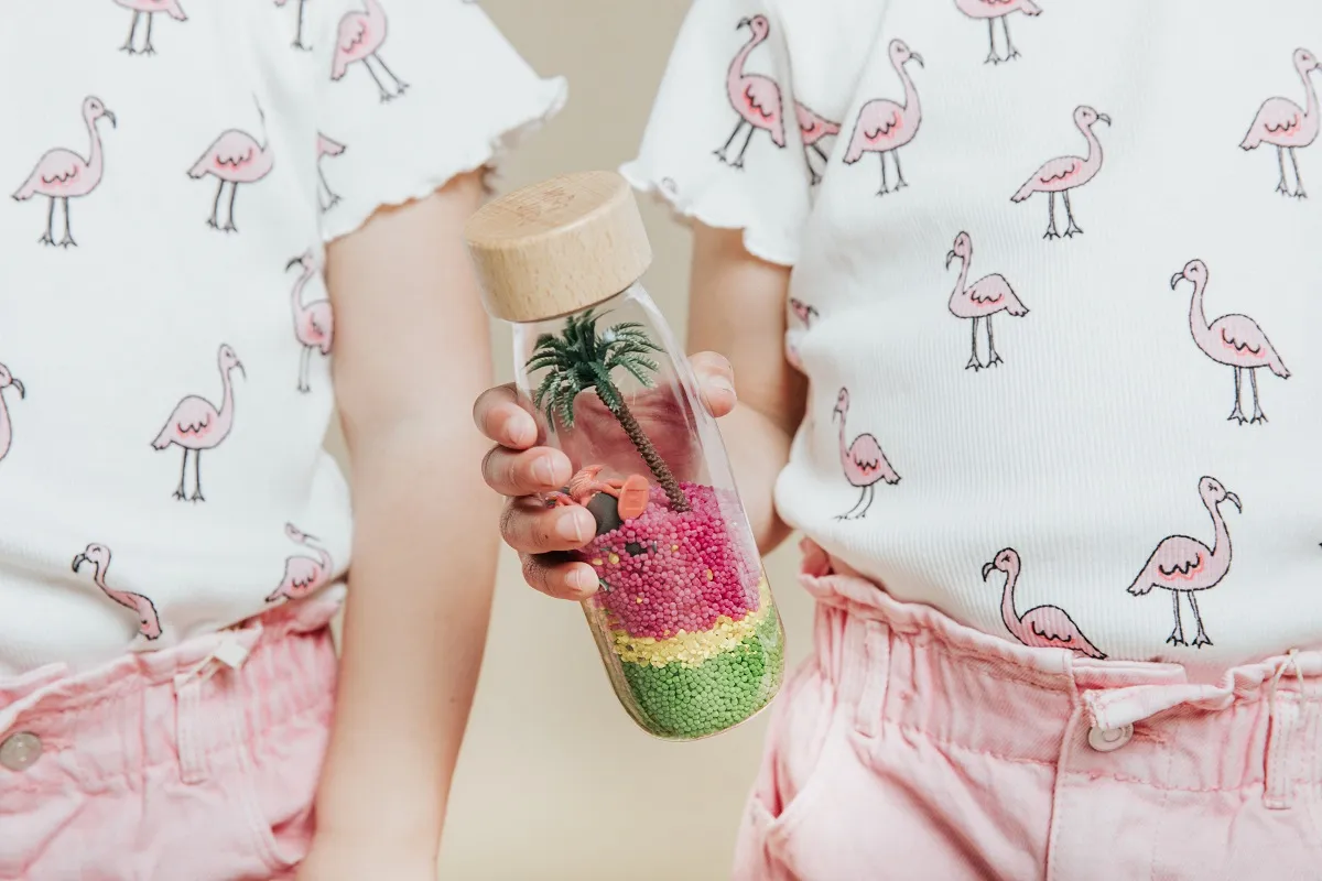 Für Mädchen ist die Petit Boum Spy Bottle eine großartige Einführung in den tropischen Flamingo