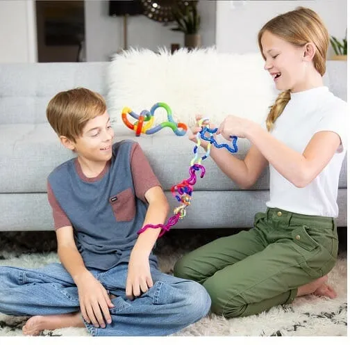Zielloses Herumspielen mit Classic Tangle hilft den Kindern, ihre Aufmerksamkeit zu fokussieren und die Konzentration bei Schulaufgaben zu verbessern.