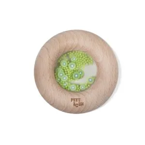 Der Petit Boum Sensory Donut aus Holz ist ein großartiges sensorisches Spielzeug, das man visuell, taktil und auditiv erkunden kann