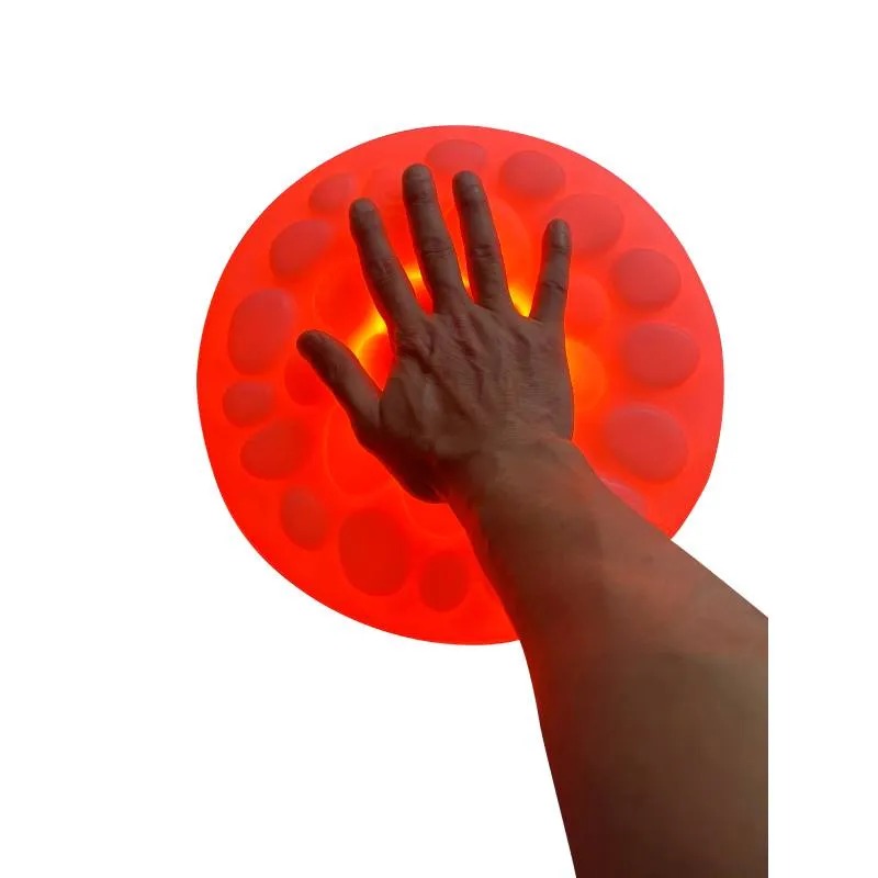 Do Re Mi Stapstenen zijn 7 tegels met verschillende kleuren en texturen en licht en geluidseffecten, aanraakgevoelig en oplaadbaar via USB – ideaal voor sensorische ruimtes, therapie en onderwijs.