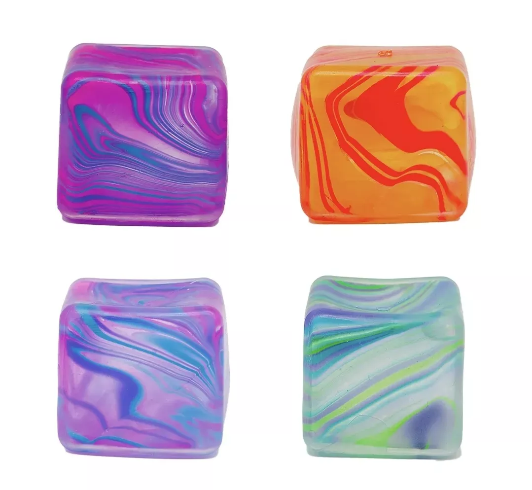 Möchten Sie Squishy Cube kaufen? Der formbare Stressball, der hilft, sich zu entspannen, zu konzentrieren und Stress abzubauen. Perfekt für Jung und Alt.