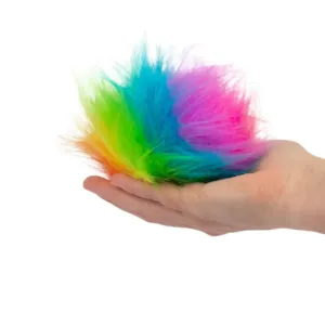 de scrunchems furry squish bal is een zachte regenboog friemelbal met fluffy buitenkant en squishy vulling.