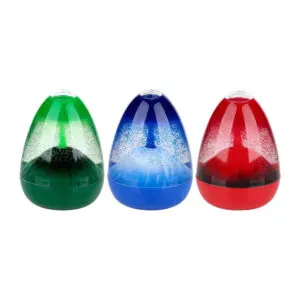 De lava vulkaan werkt zoals we dat kennen van sneeuwbollen. Hier is het een uitbarstende vulkaan, waarbij er glitters vallen wanneer hij een keer op zijn kop is geweest. Het is goed voor rustmomentje.