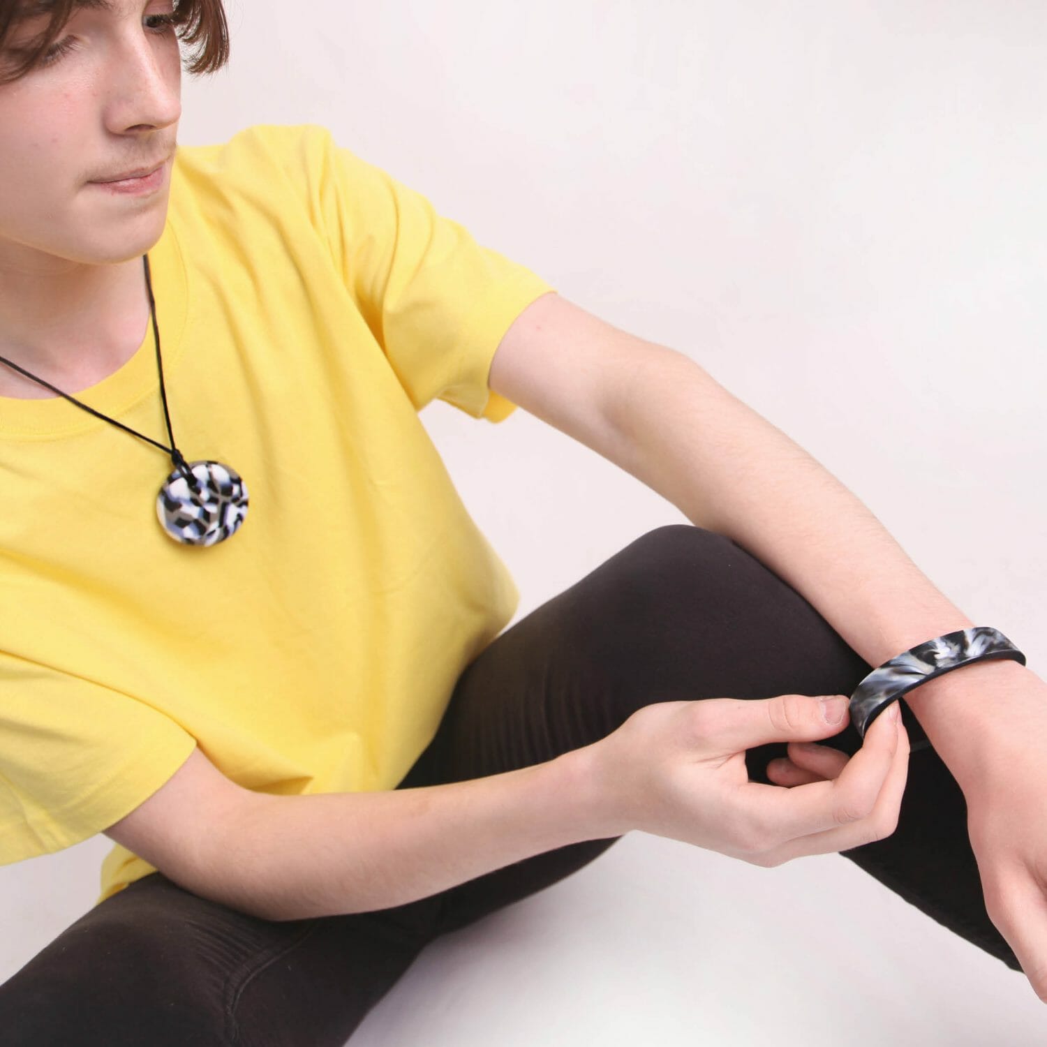 Chewigem Flip Bracelet ist ein feines Kauarmband von Chewigem in zwei Farben.