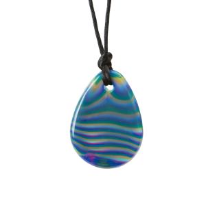 Der Kauschmuck chewigem raindrop ist ein Klassiker des chewigem. Ein schöner Kauschmuck für Jungen, Mädchen und Erwachsene. Dieser ist mit einer glatten und glänzenden Beschichtung versehen und aus sicherem Silikon gefertigt. Geeignet für durchschnittliche Kaubedürfnisse