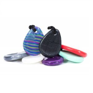 Chewigem Raindrop ist eine schöne Beißkette für Kinder und Erwachsene. Diese Tropfenkaukette ist für durchschnittliche Kaubedürfnisse geeignet.