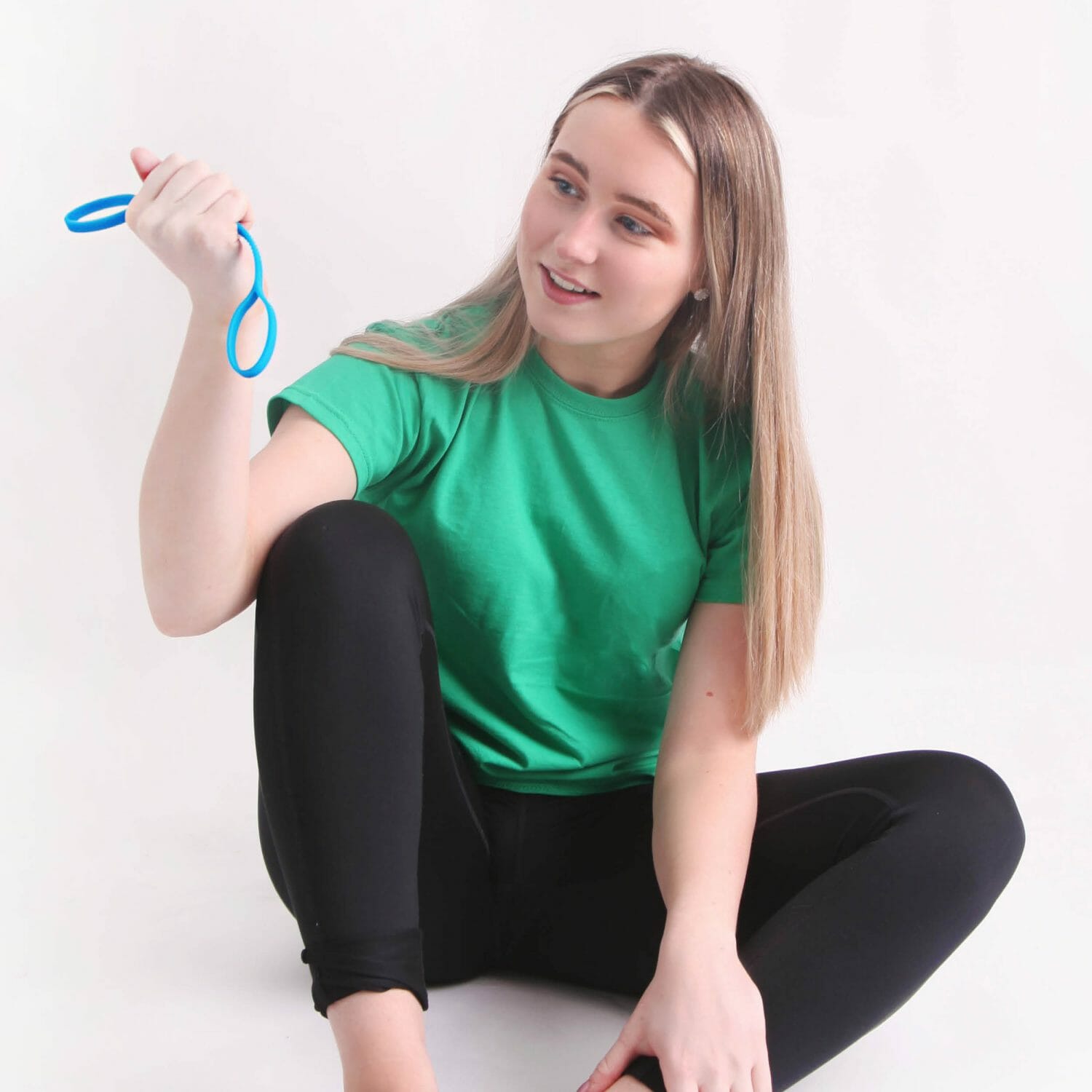 Toy Strap von Chewigem hilft, Zahnspielzeug oder ein Kauarmband an einer Schlaufe, einem Gürtel, einer Tasche oder einem Rollstuhl zu befestigen.