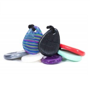 Chewigem Raindrop ist ein geweldig mooie bijtketting voor kinderen en volwassenen. Deze druppel kauwketting is geschikt voor gemiddelde kauwbehoefte.