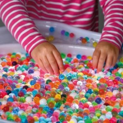 Sensorische Wasserperlen, ideal für kreative Aktivitäten und sensorische Entwicklung bei Kindern.