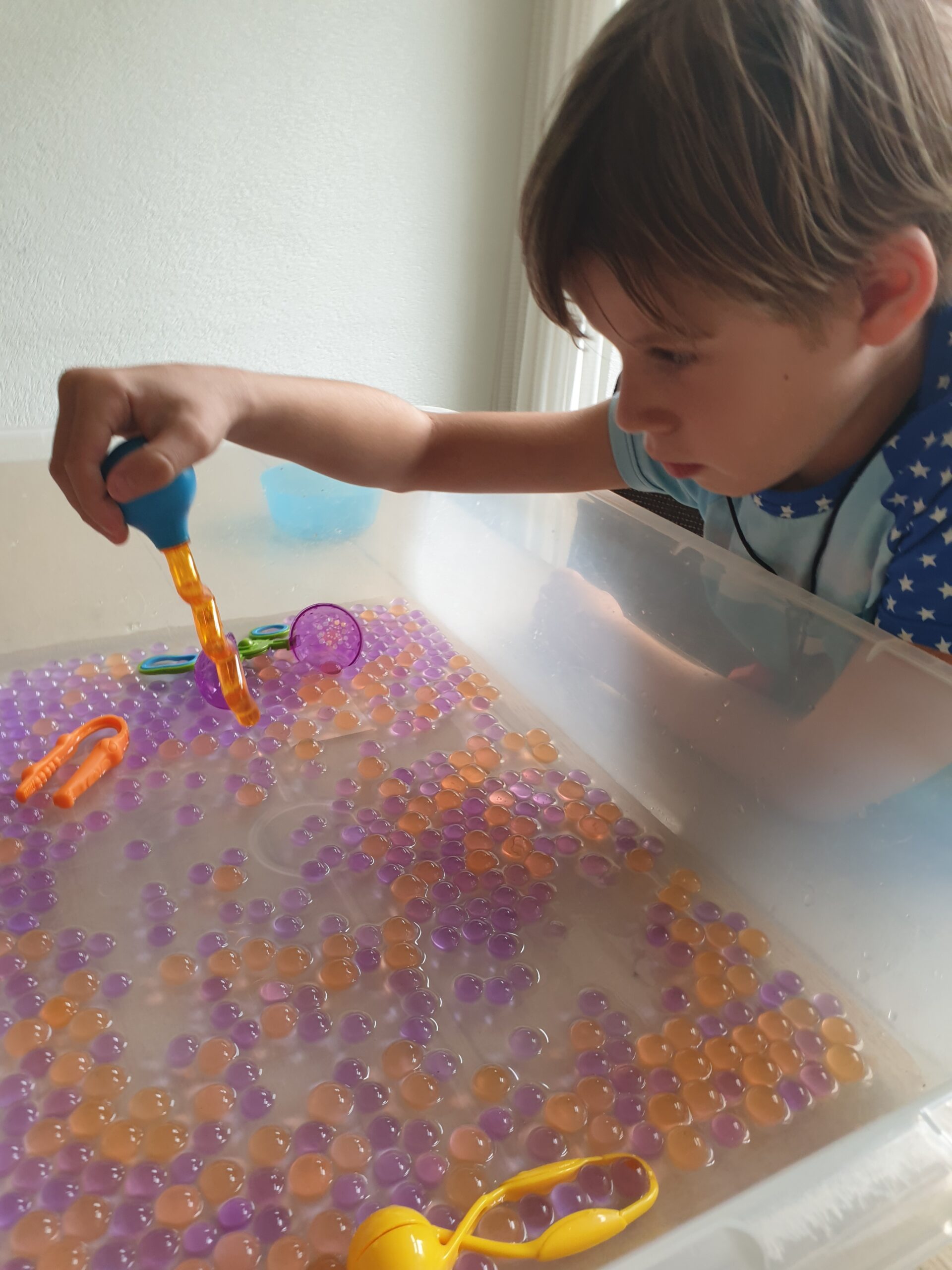 Sensorische Wasserperlen, ideal für kreative Aktivitäten und sensorische Entwicklung bei Kindern.