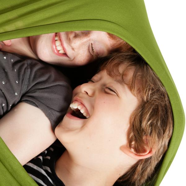Der Kuschel-Huggle lädt die Kinder ein, aktiv zu sein. Um nach mehr propriozeptiven Reizen oder einem sicheren Rückzugsort zu suchen. Lesen Sie hier unsere Aktivitäten, die Sie mit der sensorischen Kuschel-Umarmung machen können