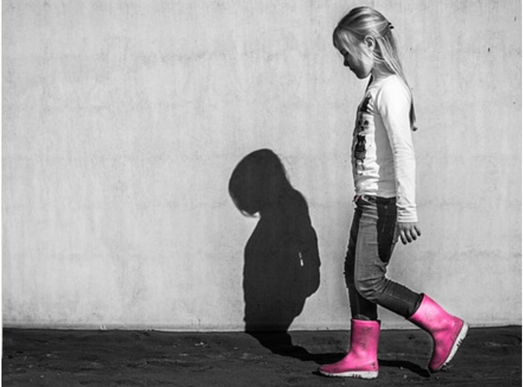 Hochbegabte Kinder haben ein intensives limbisches System. Dadurch sind sie eher von sensorischen Reizen überlastet. Lesen Sie mehr über Emotionsregulation bei Hochbegabung.