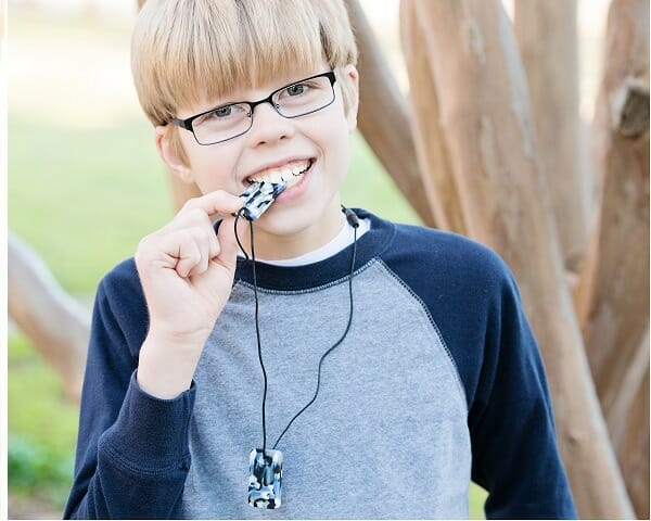 Eine Kauhalskette für einen Jungen kaufen? Hier findest du unsere Top 5 coolen Kauketten für Jungen von den Marken Chewigem und Ark Therapeutic