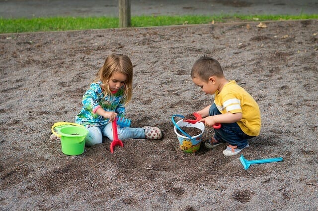 Die motorischen Fähigkeiten und die Wahrnehmung sensorischer Informationen sind etwas, das von Geburt an Aufmerksamkeit erfordert und benötigt. Babys lernen, die Welt um sich herum mit ihren Sinnen und Bewegungen kennenzulernen. Lernen Sie, wie Sie die sensorimotorische Entwicklung bei kleinen Kindern anregen können
