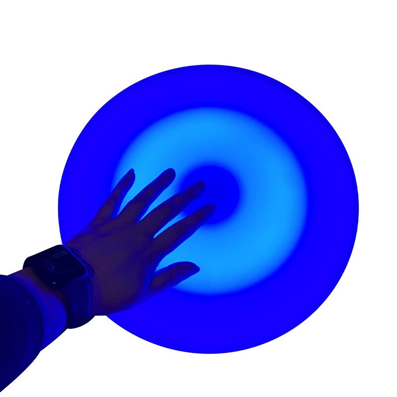 Die interaktive Bodenfliese ist ein einzigartiges Sinneserlebnis. Durch Berühren ändert sich die Farbe. Verwenden Sie es in einem Schlummerraum, um die Bewegung zu stimulieren.